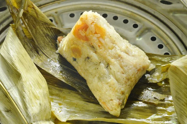 Kleefrijst stoom met pork and zout ei gewikkeld in bananenblad van Chinese Duanwu festival op pot — Stockfoto