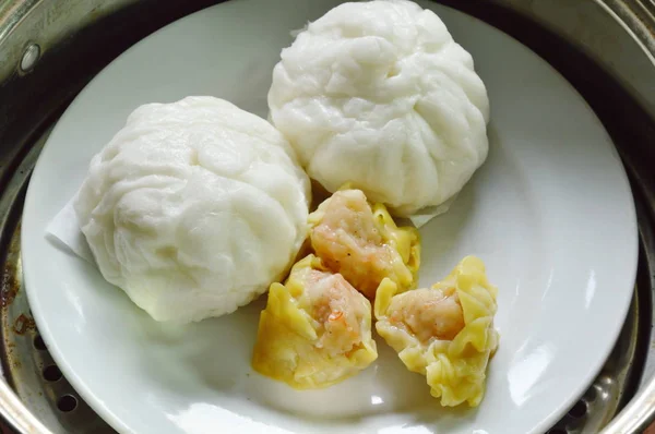 Bun cozido no vapor chinês recheado carne de porco picada e Dim sum em panela — Fotografia de Stock