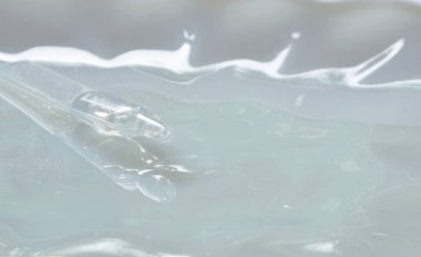  Suni gözyaşları tüp beyaz arka plan üzerinde bırakarak nemli gözler için