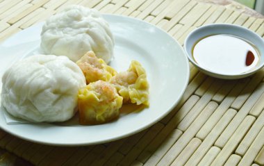  Çince buğulanmış çörek kıyılmış domuz eti ve Dim sum soya sosu ile doldurulmuş