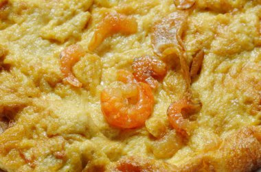  sahanda yumurta dolması kuru karides plaka üzerinde