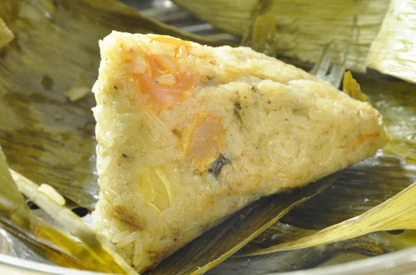 Парова липким рисом зі свининою та соляні яйце, загорнуті в banana leaf китайських драконів на горщик — стокове фото