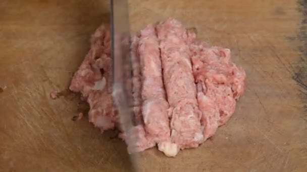 Розморожувач подрібнити сиру свинину для фаршу на дерев'яній обробній дошці — стокове відео