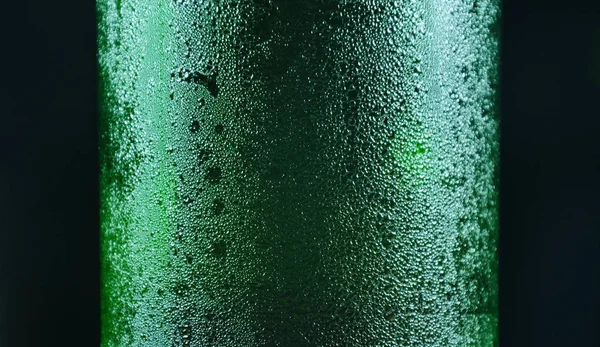 Garrafa de cerveja fria e gota de água no fundo preto — Fotografia de Stock