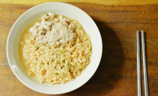 Instant noedel topping gehakt met soep en roestvrij eetstokjes — Stockfoto
