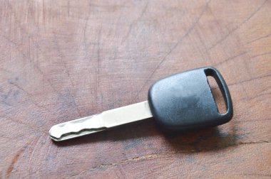  ahşap masa üstünde siyah bir araba anahtarı