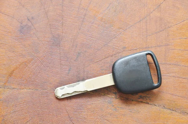 Svart bilnyckel på träbord — Stockfoto