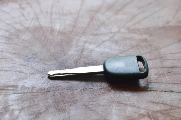 Svart bilnyckel på träbord — Stockfoto