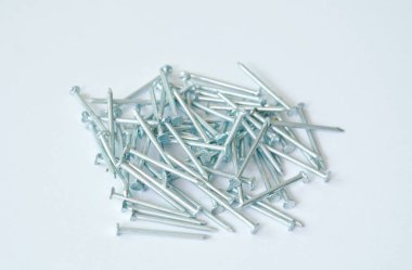  Beyaz arka plan üzerinde gümüş çivi toplu