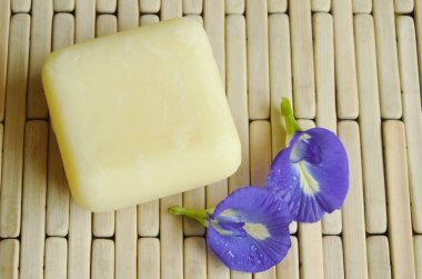  sabun ve bambu hasır üzerinde Kelebek bezelye mor çiçek