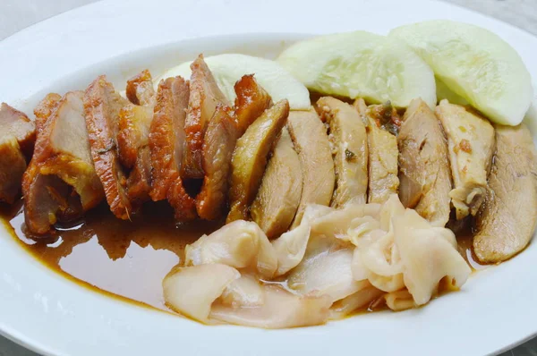 Bebek panggang dan barbekyu daging babi manis di piring — Stok Foto