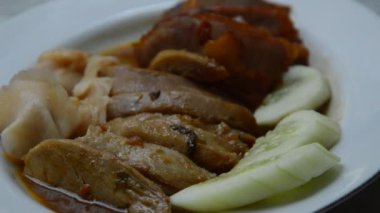 plaka ve ahşap çubuk alacak yağda kızarmış ördek