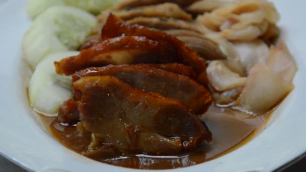 Сладкая свинина для барбекю в соусе на тарелке и деревянные палочки для еды — стоковое видео