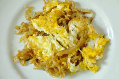  kızarmış yumurta ile plaka üzerinde tatlı turşu turp