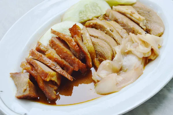 Canard rôti et porc barbecue sucré en sauce sur assiette — Photo