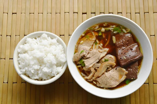 Gekookte eend vlees en bloed in bruin Chinese kruiden soep eten paar met rijst — Stockfoto