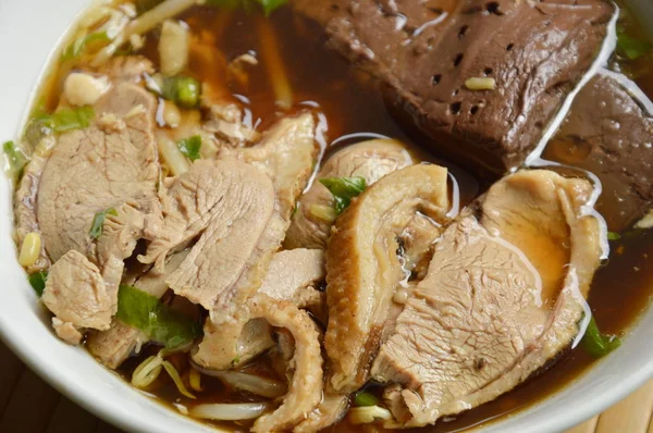 Gekookte eend vlees en bloed in bruin Chinese kruiden soep op bowl — Stockfoto
