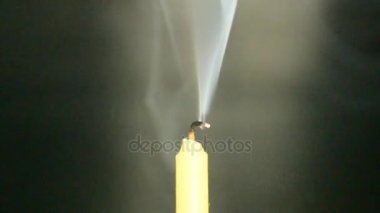 üfleme mum ışığı ve duman uçuşan çok Rüzgar