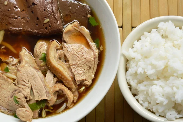 Gekookte eend vlees en bloed in bruin Chinese kruiden soep eten paar met rijst — Stockfoto