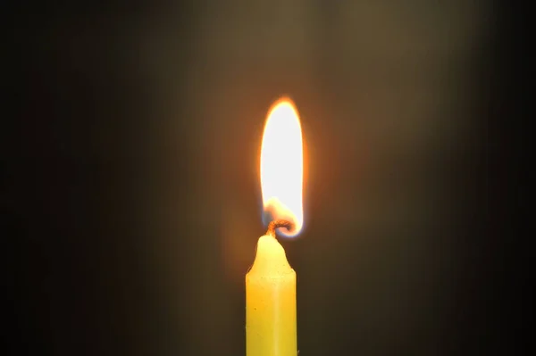 Fiamma di candela accesa nella notte buia — Foto Stock