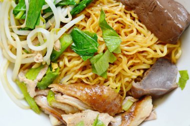  Çin yumurta noodle ördek eti ve fasulye filiz kupa ile Kuru