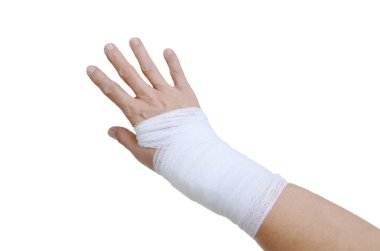 Beyaz arka plan üzerinde ameliyat sonrası bandaj ile el