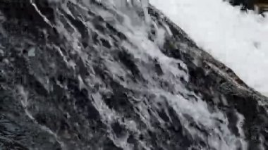 düşen Şelalesi ve vurmak için nehir sıçramasına rock