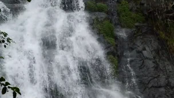 haut de Sarika grande chute d'eau en Thaïlande incliner vers le bas aux contreforts 
