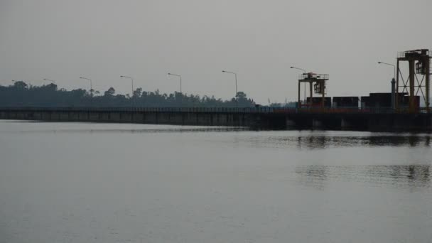 Khun Dan Prakarn Chon énorme barrage en béton en Thaïlande panoramique de gauche à droite — Video