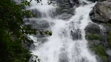 Tayland Sarika büyük şelale tepesine eteklerinde aşağı eğimli