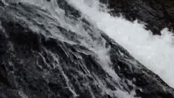 Incliner vers le bas de la chute d'eau et frapper éclaboussures de roche à la rivière — Video