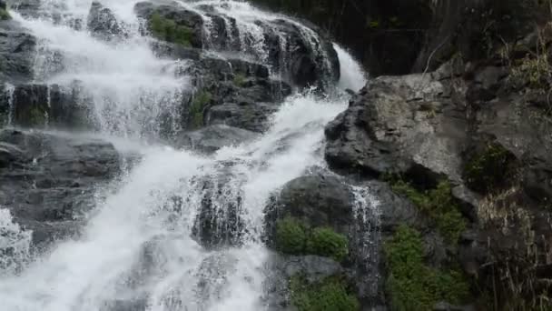 Arriba de Sarika gran cascada en Tailandia inclinar hacia abajo a las estribaciones — Vídeo de stock