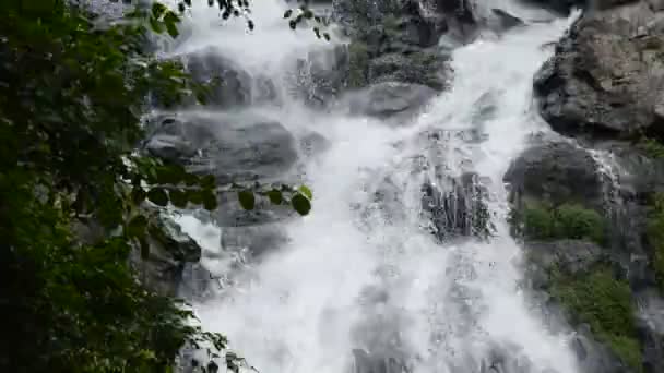 На вершине Сарика большой водопад в Таиланде наклон вниз к предгорьям — стоковое видео
