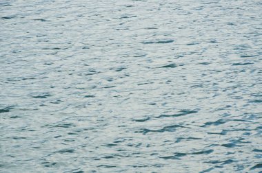  Rüzgar estigi Nehri üzerinde üzerinden akan su yüzeyi
