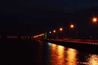  Khun Dan Prakarn Chon büyük beton baraj Tayland gece