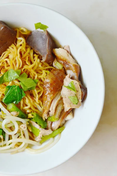 Chinese Eier-noedels met eend vlees en bonen sprout op bowl — Stockfoto
