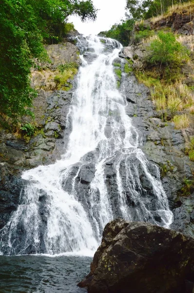 De grote waterval Sarika in Thailand — Stockfoto