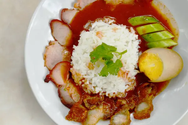 Barbecue and crispy pork dressing sweet red gravy sauce on rice — Stok Foto