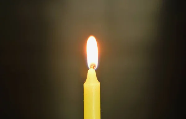 어두운 밤에 조명 촛불 — 스톡 사진
