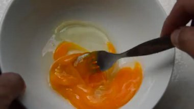 yumurta üzerinde sayaç mutfak kapta çatal tarafından dayak el