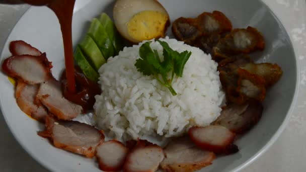 Barbacoa y crujiente aderezo de cerdo salsa de salsa roja dulce de la taza en el arroz — Vídeos de Stock