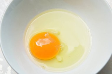  çiğ yumurta sarısı ve beyaz yumurta kabuğu Kupası'nda gelen kırık