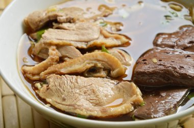  haşlanmış ördek eti ve kan kabı üzerindeki kahverengi Çince ot çorbası