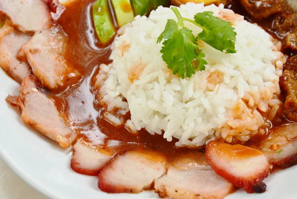 Barbecue and crispy pork dressing sweet red gravy sauce on rice — Stok Foto
