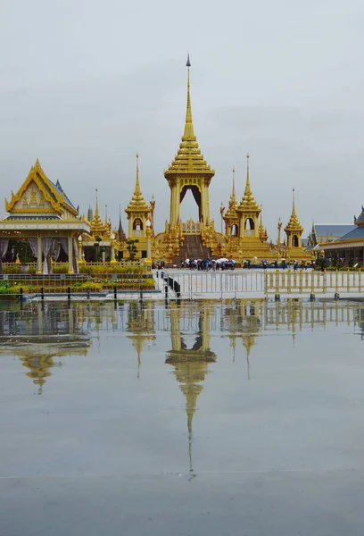 Pessoas e estrangeiros que visitam o crematório real do falecido rei Bhumibol Adulyadej — Fotografia de Stock