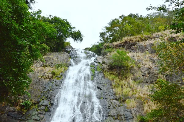 Arriba de la cascada alta de Sarika en Tailandia —  Fotos de Stock