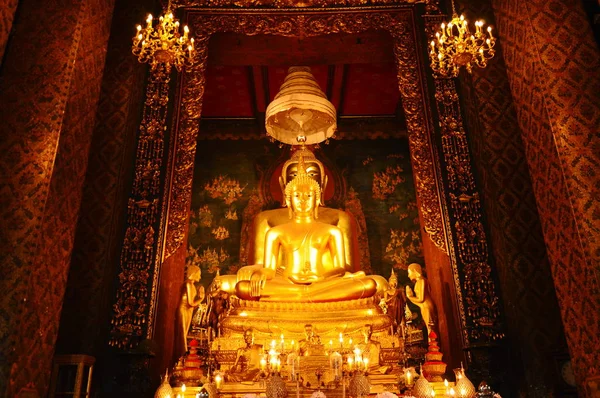 Zlatý Buddha obraz zakotvena na Wat Bowonniwet Vihara v Thajsku — Stock fotografie