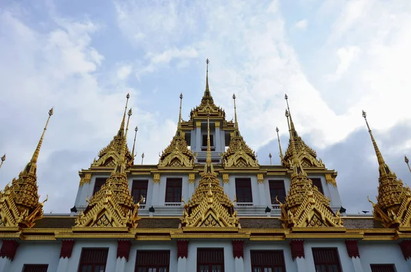 Bara metalliska slottet i världen på Ratcha Nadda temple Thailand — Stockfoto