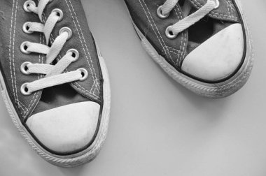  üzerinde eski spor ayakkabı tek renkli ses tonuyla zemini