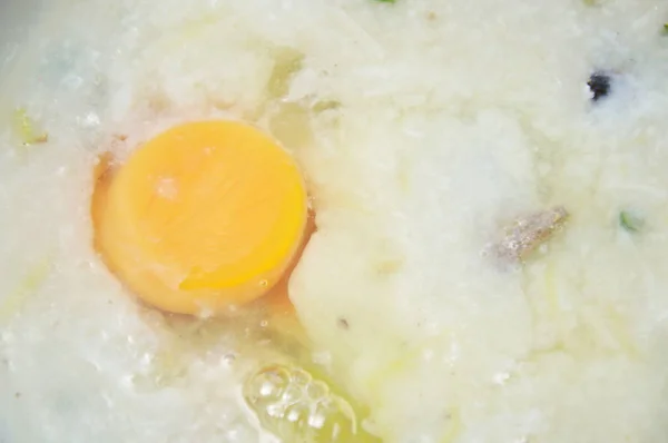 豚肉のボウルに卵の黄身をトッピングでお粥 — ストック写真